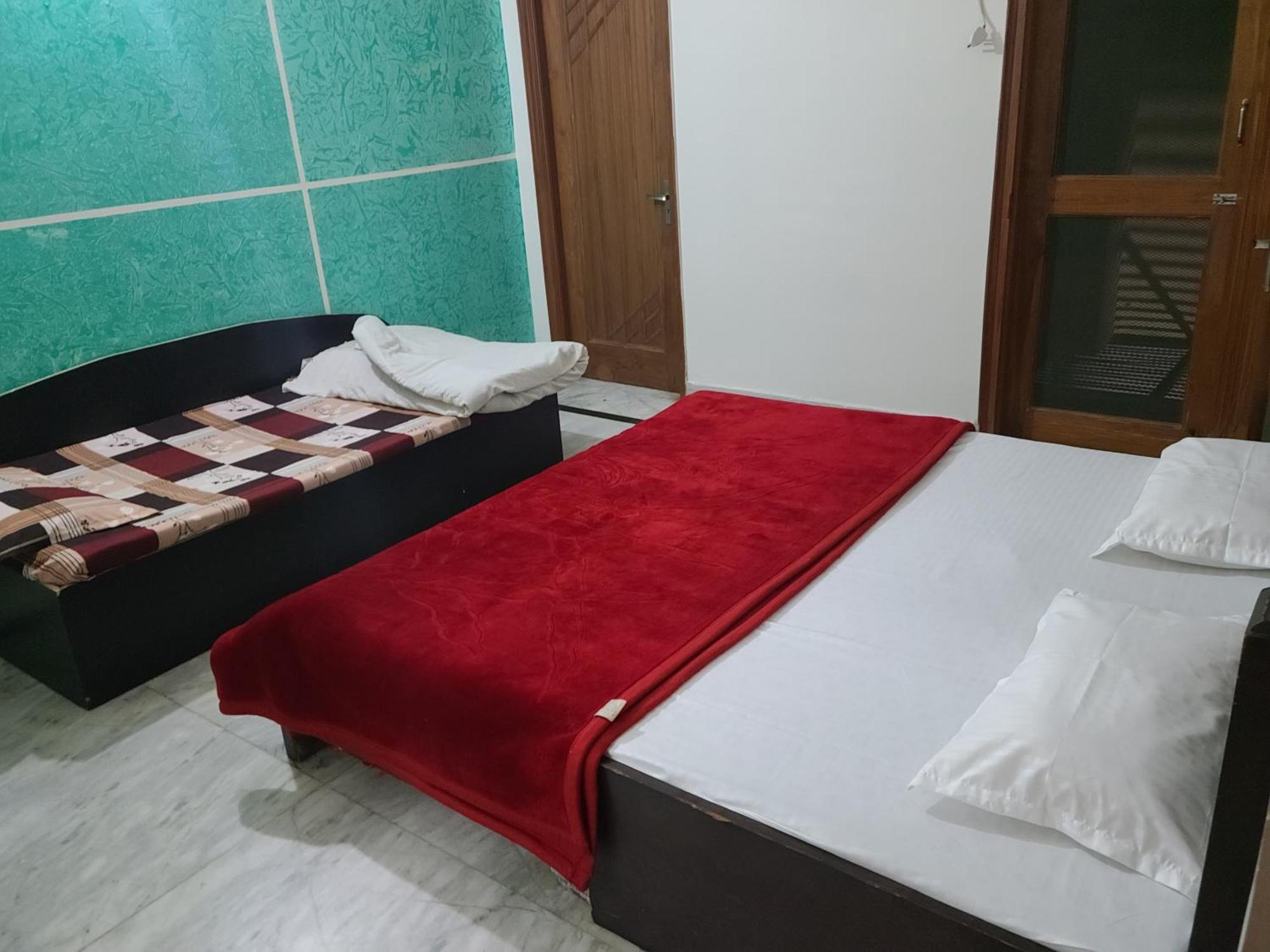 Hotel Hari Krishnashrya Near Banke Bihari Temple 3*